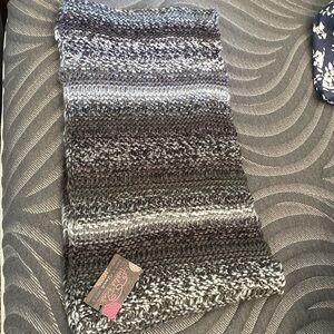 Tickled Pink acrylic purple gray white chunky knit scarf NWT